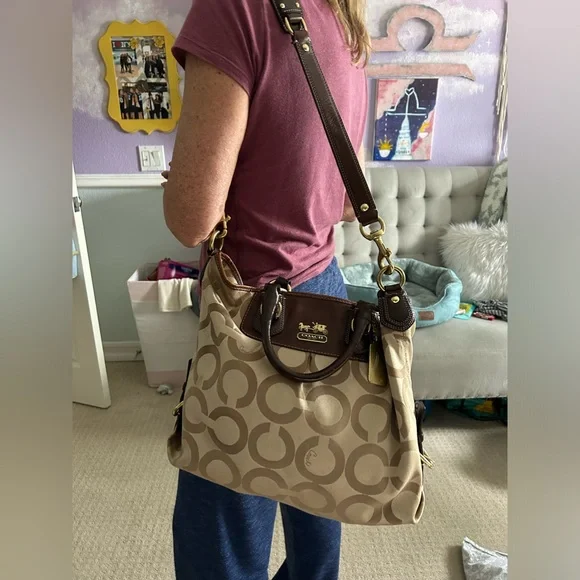 Medium sized Coach purse - Picture 8 of 11